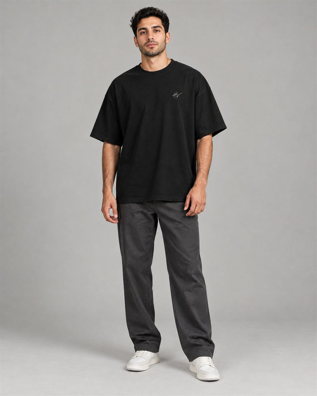 Man wearing the black HALVERE oversized tee